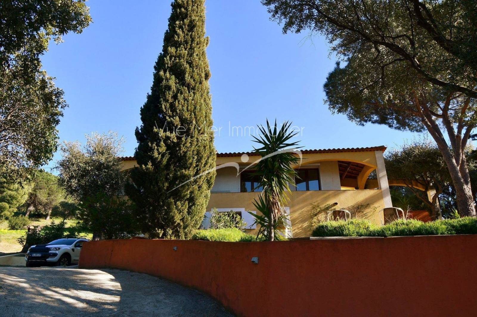 villa soleil arbres le lavandou