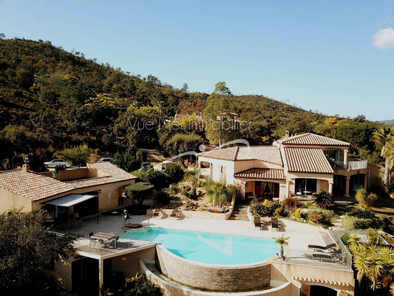 grande villa à vendre avec grand terrain sur la côte varoise