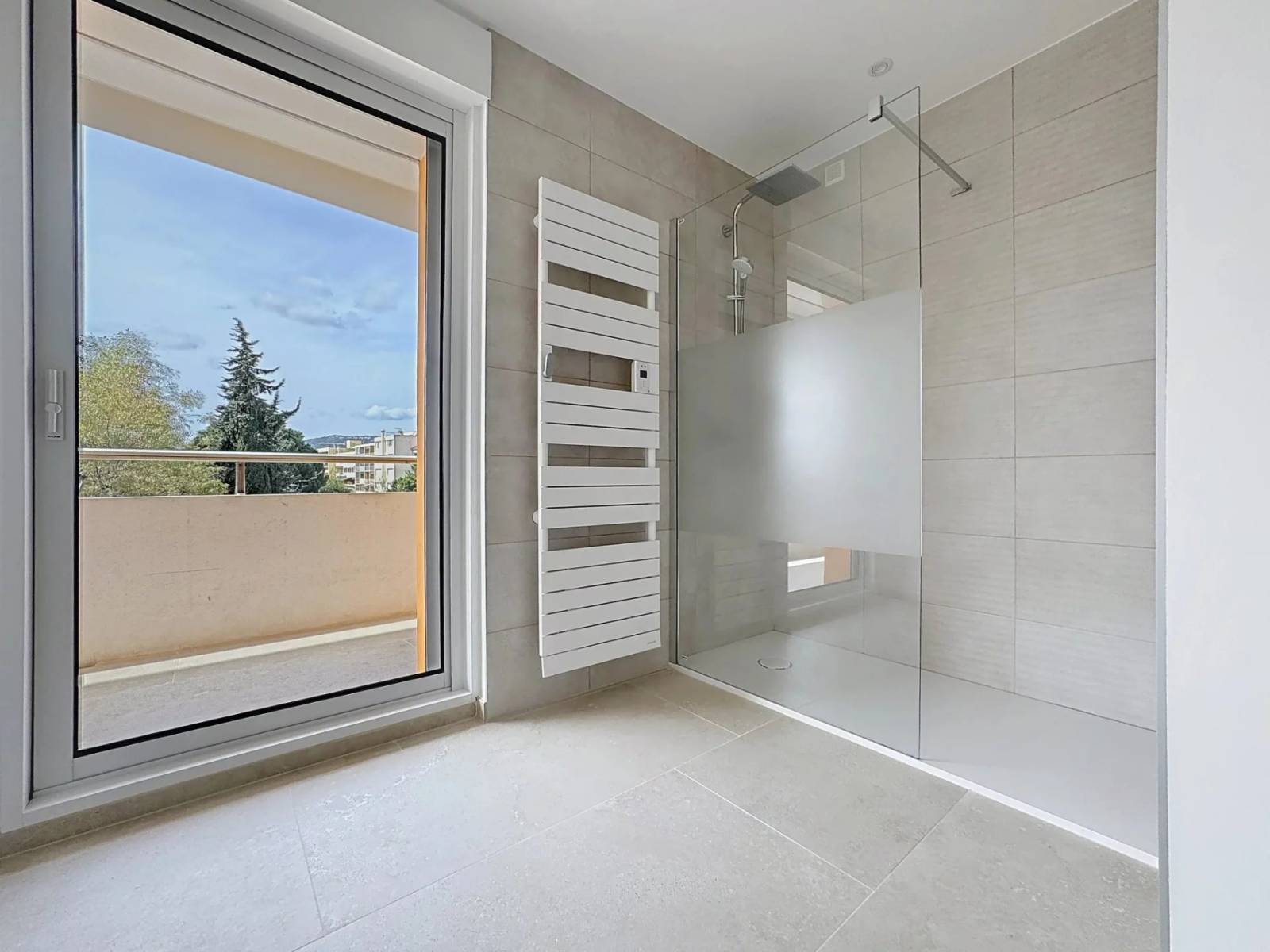 T3 DE 87m2 - VUE MER - A 50M DE LA PLAGE - PARKING