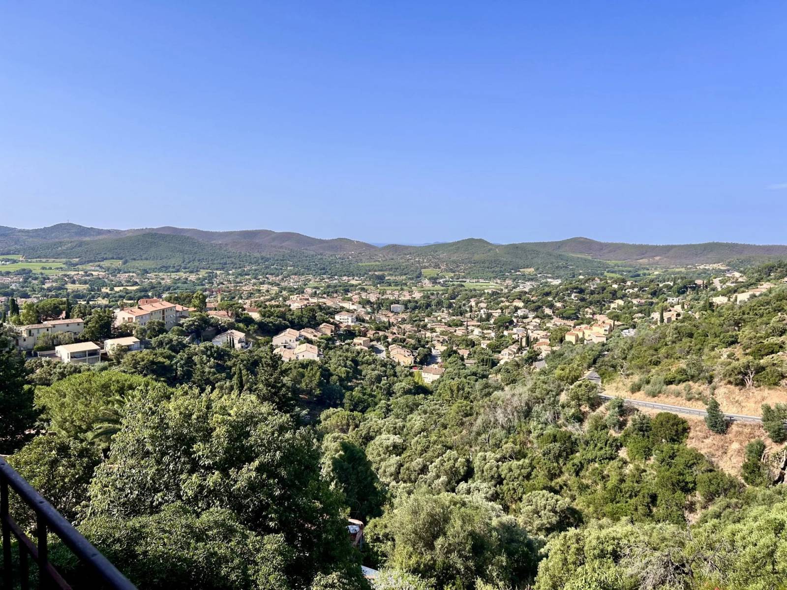 vue dégagée collines