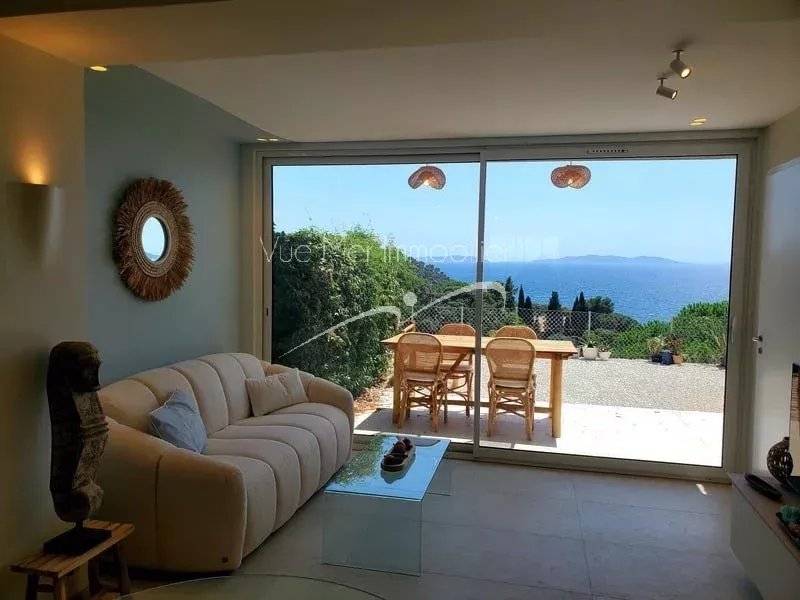 Salon donnant sur terrasse avec vue mer