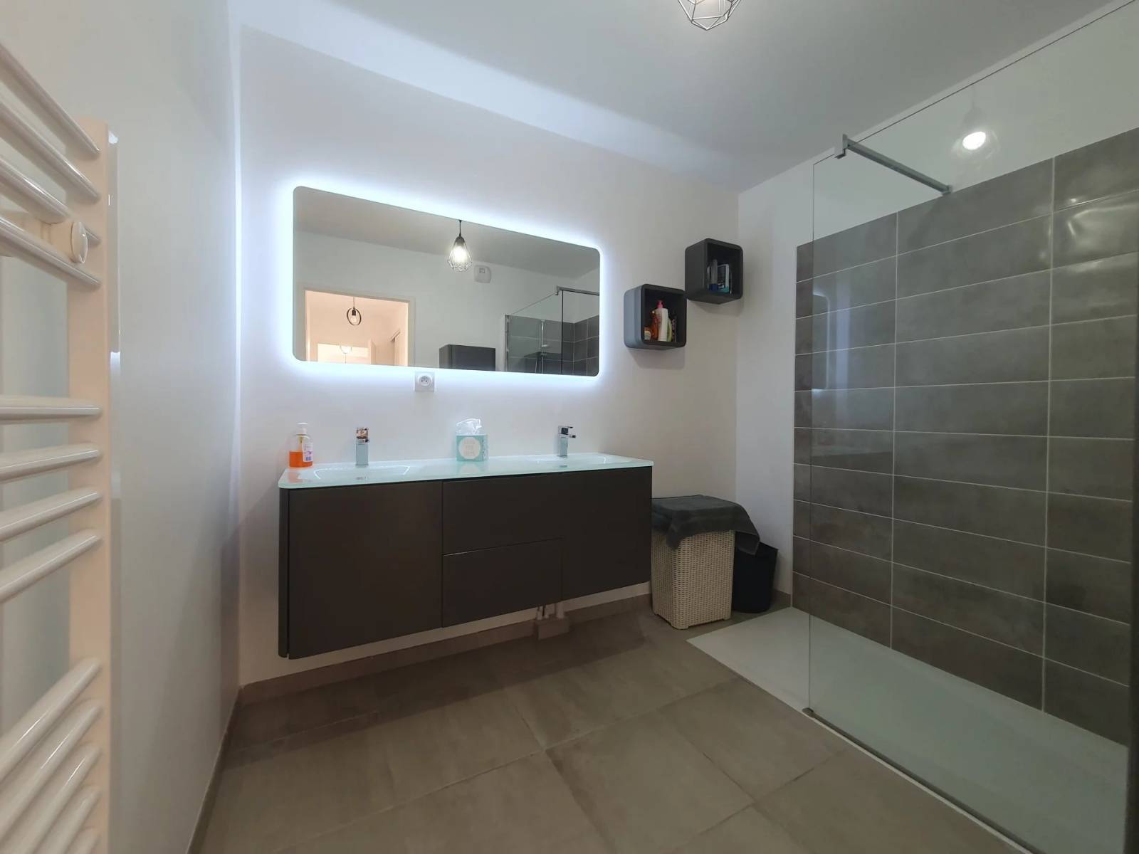 60 m² + 25 de terrasse pour ce bel appartement à vendre, proche centre villa