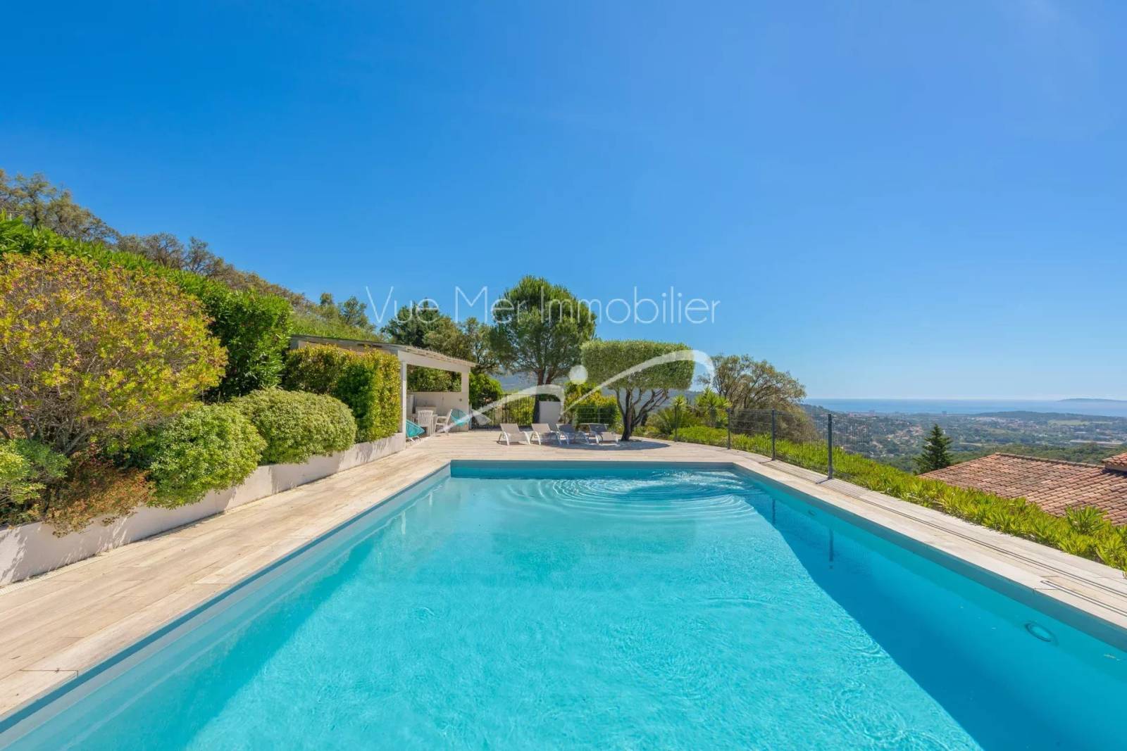 pool-house avec piscine