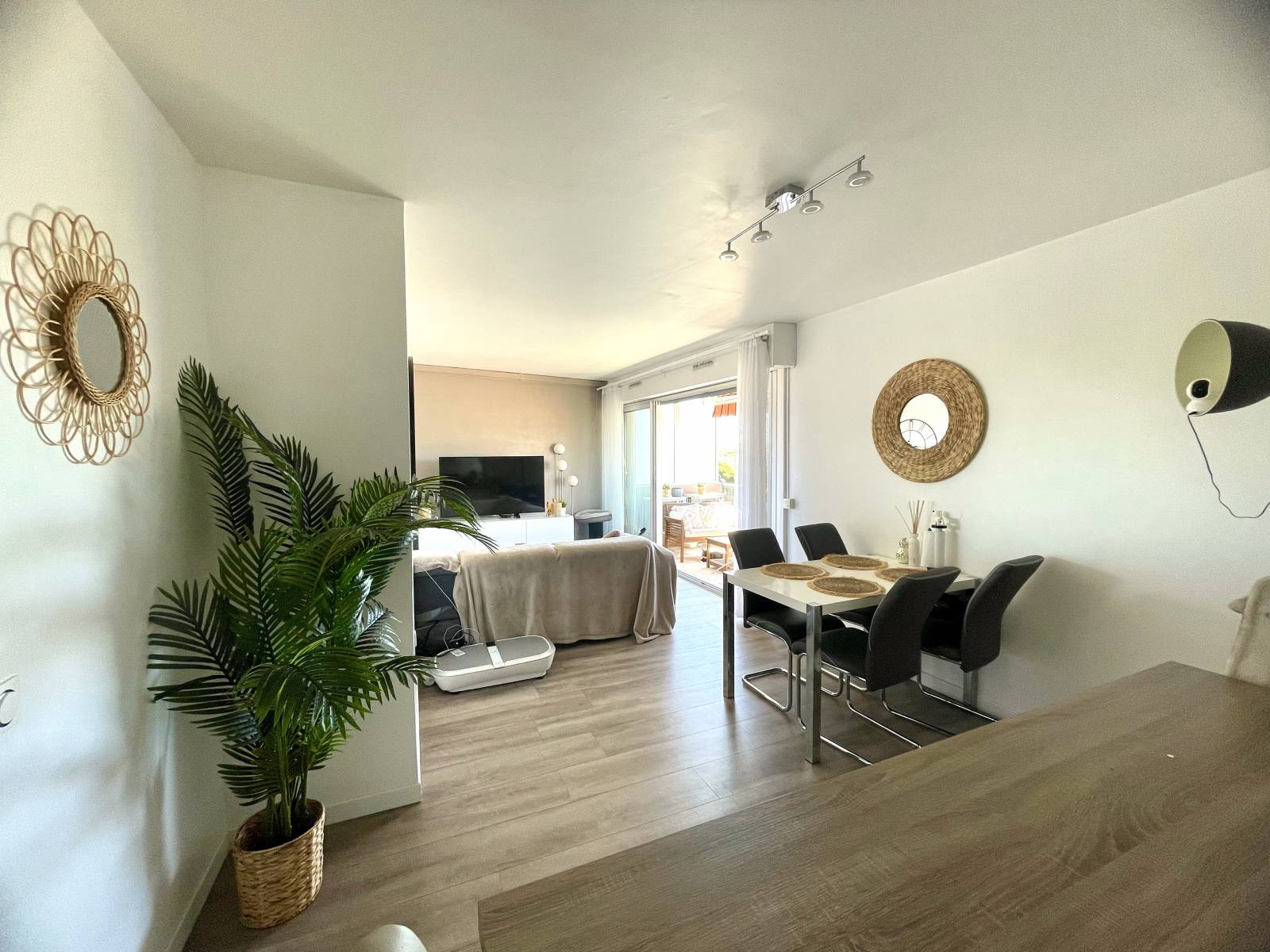 T3 TERRASSE VUE DEGAGEE A 100 M CENTRE VILLE LE LAVANDOU