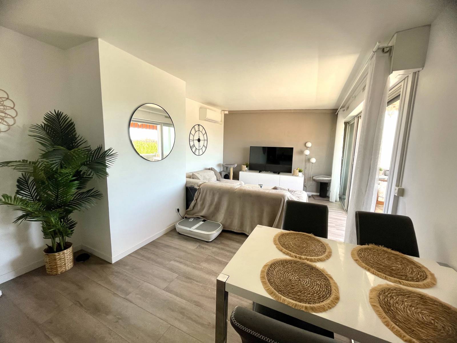 T3 TERRASSE VUE DEGAGEE A 100 M CENTRE VILLE LE LAVANDOU