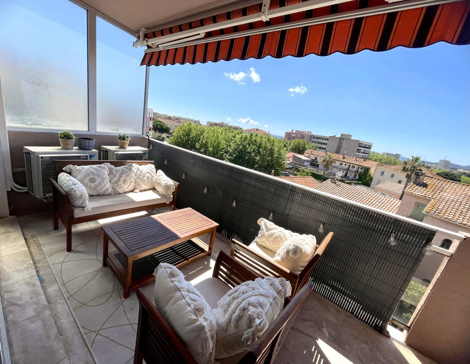 T3 TERRASSE VUE DEGAGEE A 100 M CENTRE VILLE LE LAVANDOU