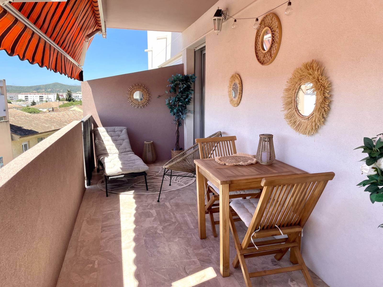 T3 TERRASSE VUE DEGAGEE A 100 M CENTRE VILLE LE LAVANDOU