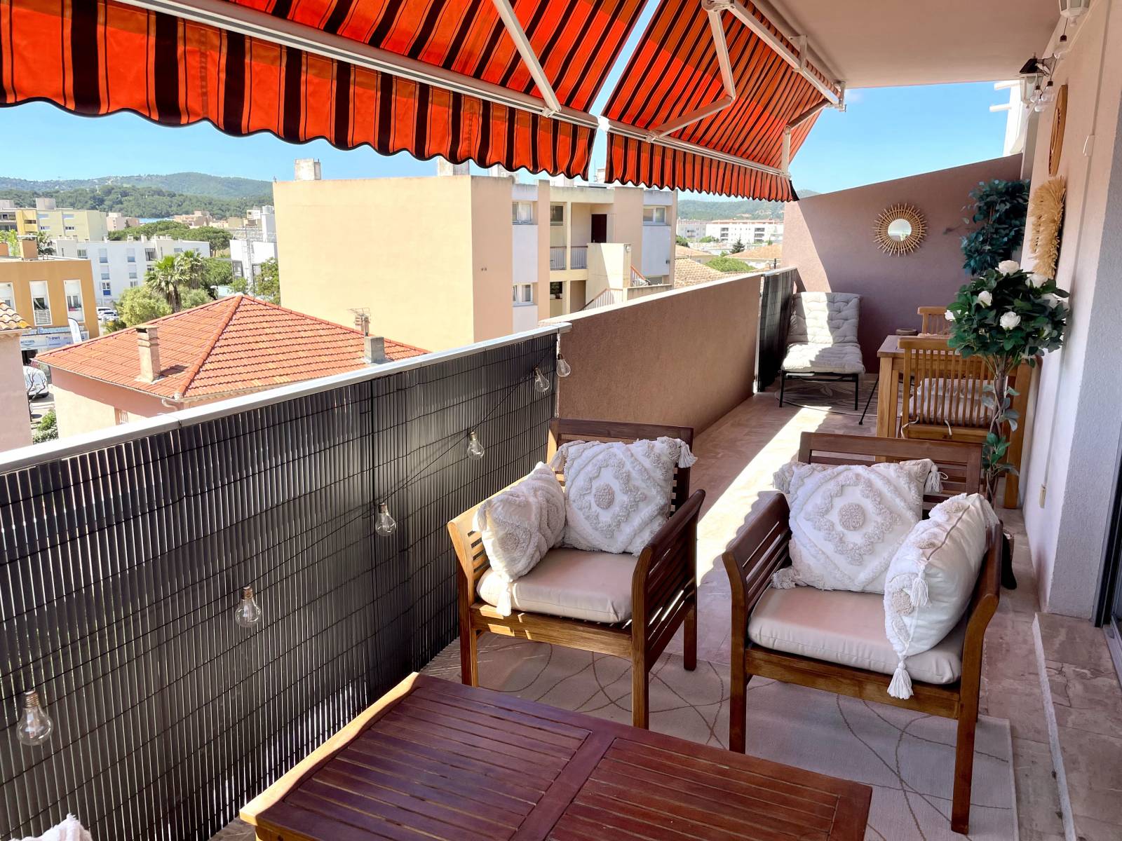 T3 TERRASSE VUE DEGAGEE A 100 M CENTRE VILLE LE LAVANDOU