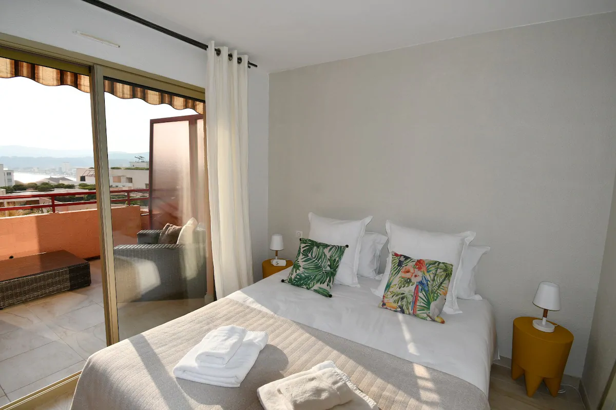 Appartement vue mer et piscine Le Lavandou Centre-ville