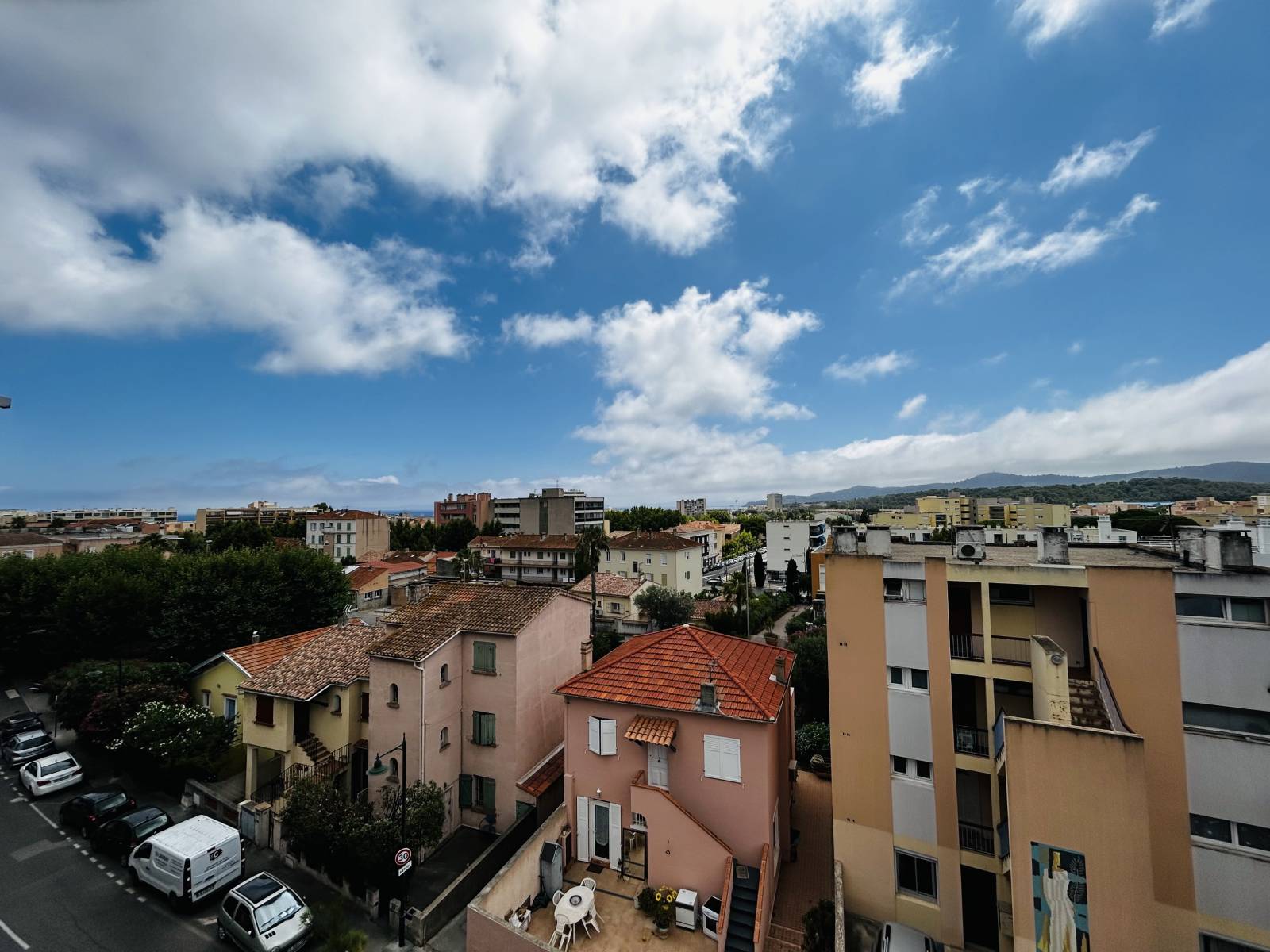 4 PIECES LE LAVANDOU 500 M PLAGES ET COMMERCES BELLE OPPORTUNITE