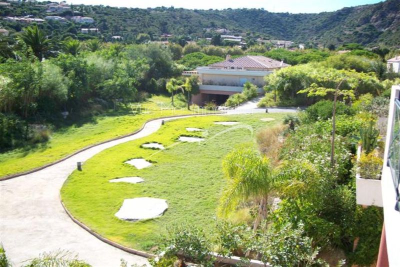 Appartement de standing de type T2,Terrasse exposée Sud-Ouest de 30 m². Le Lavandou
