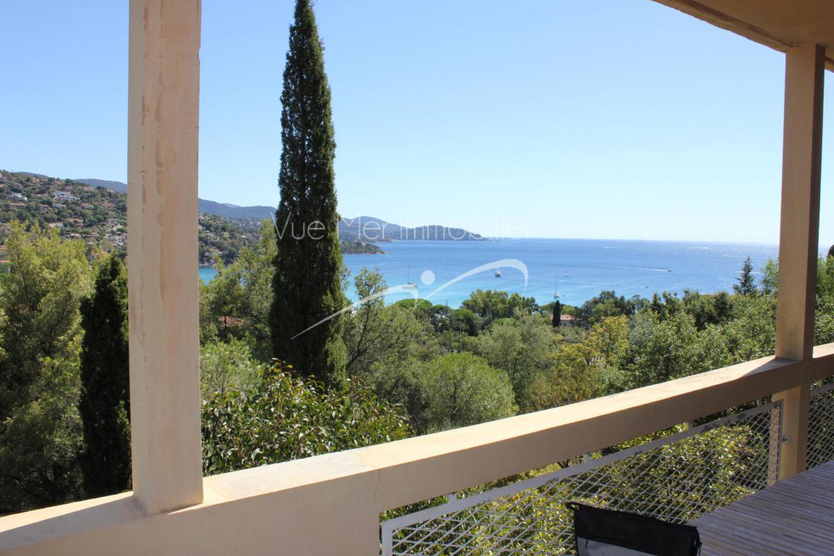 Appartement T3 avec terrasse  et parking Le Lavandou secteur St Clair vue mer plage à pieds