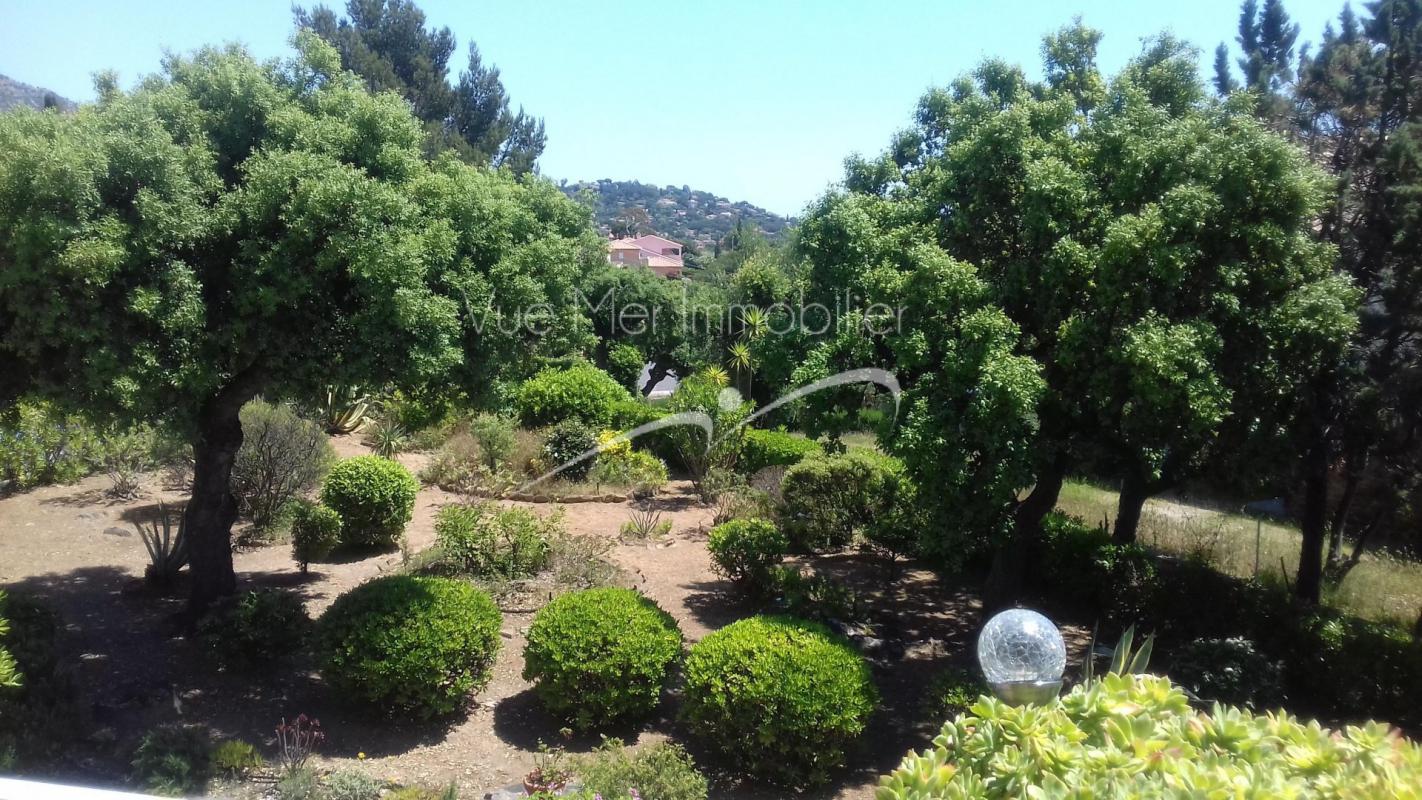 APPARTEMENT 76M² +GARAGE 65M²  refait à neuf climatisé, triple exposition EST/SUD/OUEST, BORMES LES MIMOSAS