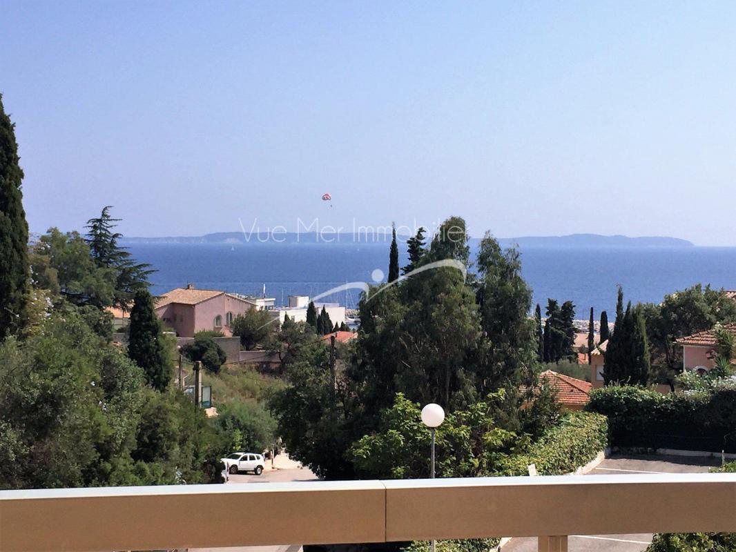 Appartement T2 au super Lavandou - terrasse  16 m2  - garage - cave . Village à pied et vue mer !