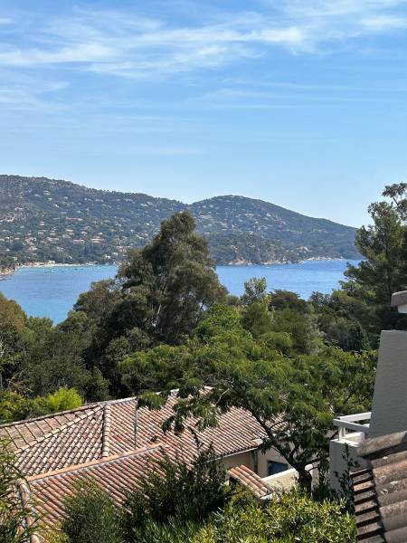 vue mer et collines de la terrasse