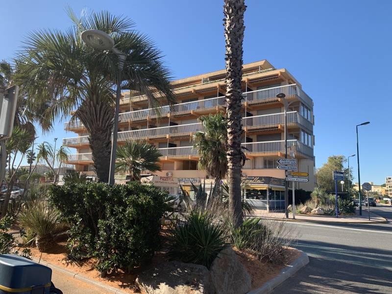 Grand Studio Traversant – Entièrement Rénové, Équipé et Meublé – À 100 m de la Plage