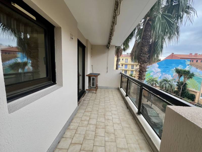 SAINT JAMES - HYPER CENTRE - PLAGE 150 M - 25,37m2