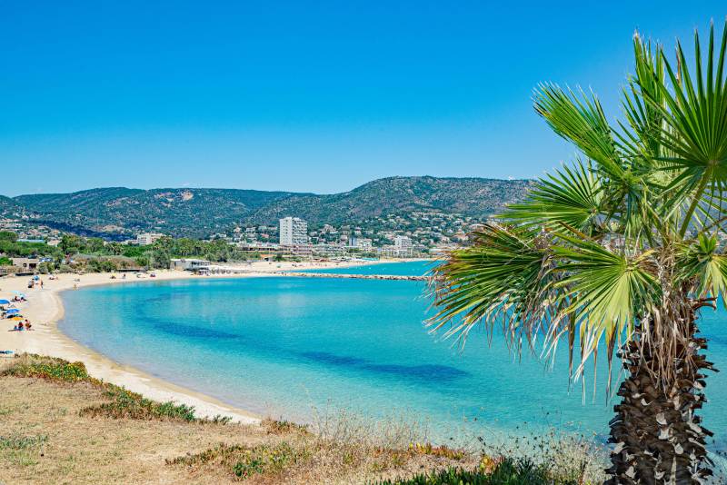 Vue Mer Pieds dans l'eau Le Lavandou  Plage et commerce à pieds