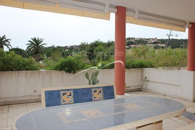 Appartement de standing de type T2,Terrasse exposée Sud-Ouest de 30 m². Le Lavandou
