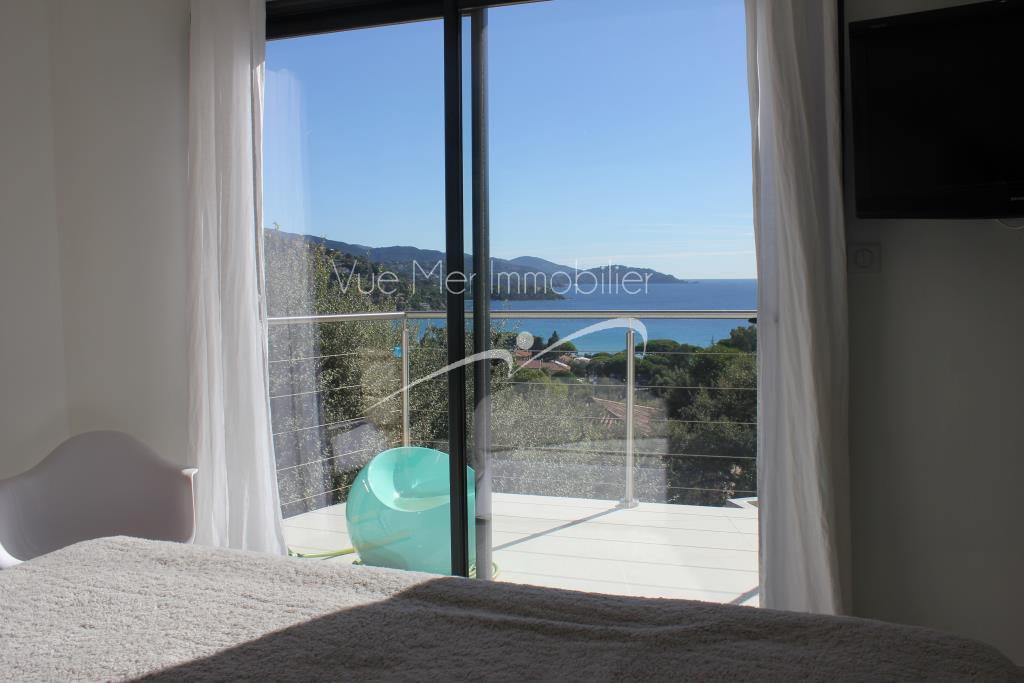 EXCLUSIVITÉ !   VENDU VILLA PROCHE PLAGE SAINT-CLAIR . CONTEMPORAINE avec piscine. Le LAVANDOU