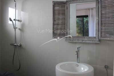 EXCLUSIVITÉ !   VENDU VILLA PROCHE PLAGE SAINT-CLAIR . CONTEMPORAINE avec piscine. Le LAVANDOU
