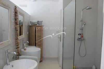 EXCLUSIVITÉ !   VENDU VILLA PROCHE PLAGE SAINT-CLAIR . CONTEMPORAINE avec piscine. Le LAVANDOU