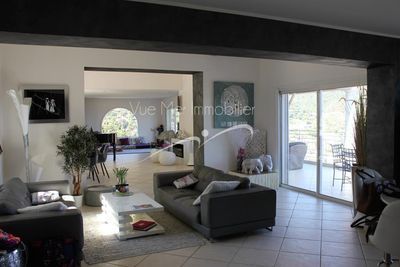 Estimation sérieuse villa à saint clair Le Lavandou une grande villa avec vue mer et piscine