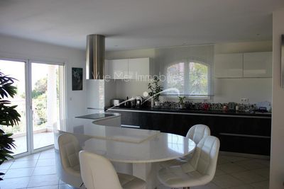 Estimation sérieuse villa à saint clair Le Lavandou une grande villa avec vue mer et piscine