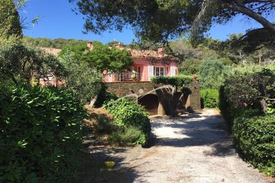 une agence immobilière de Bormes les mimosas pour vendre une maison ancienne avec belle situation et potentiel