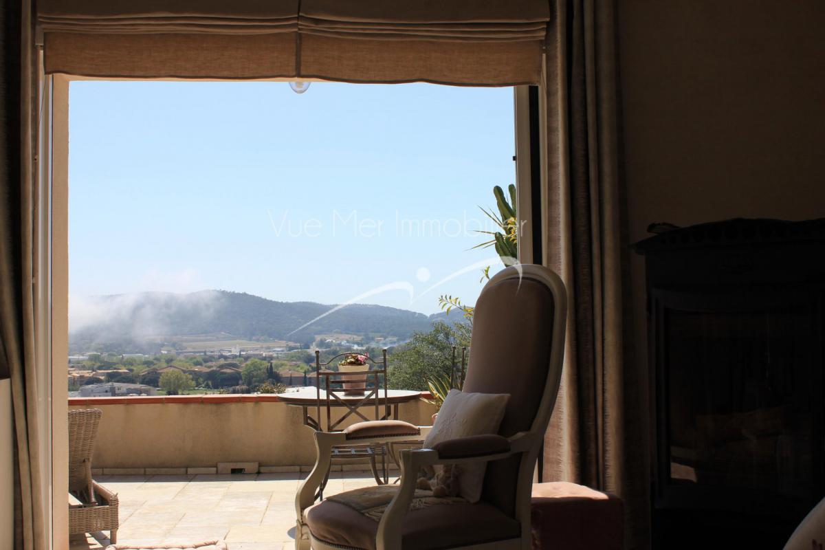 Le Lavandou, entre appartement et maison avec piscine. Aucun travaux. 83980  le Lavandou heuteurs 