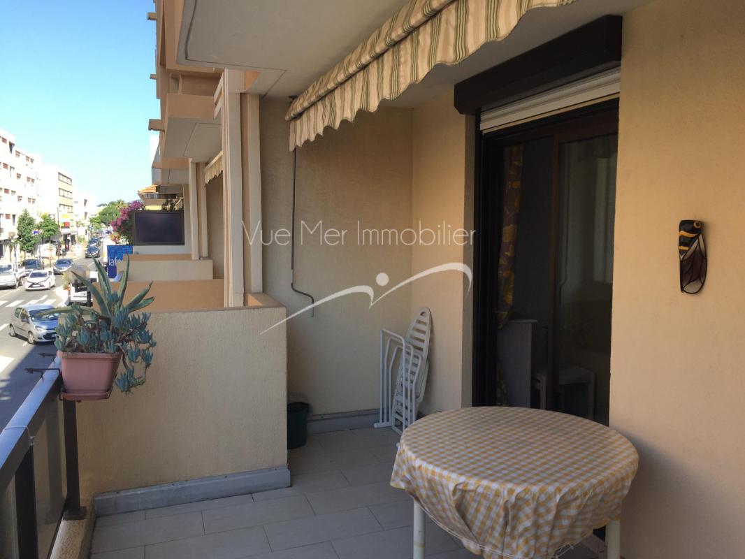 APPARTEMENT donnant sur la terrasse SUD  A 100M DE LA PLAGE au Lavandou