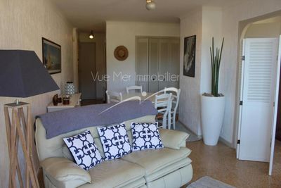 Appartement T3 avec terrasse  et parking Le Lavandou secteur St Clair vue mer plage à pieds