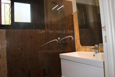 Appartement T3 avec terrasse  et parking Le Lavandou secteur St Clair vue mer plage à pieds