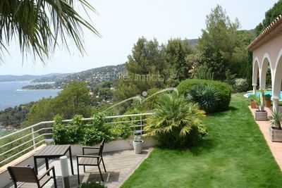 Maison d'architecte avec vue à 180°. Piscine. secteur résidentiel Le lavandou