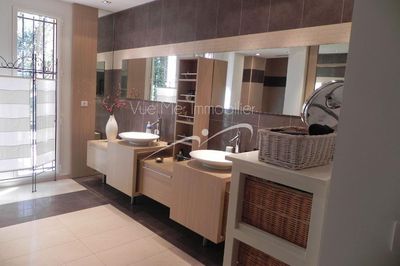 Maison d'architecte avec vue à 180°. Piscine. secteur résidentiel Le lavandou