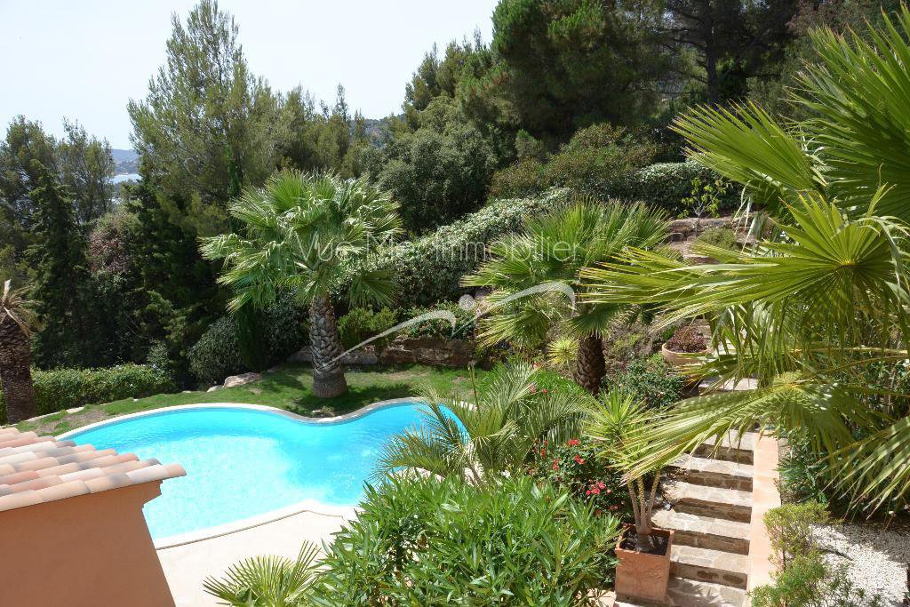 Maison d'architecte avec vue à 180°. Piscine. secteur résidentiel Le lavandou
