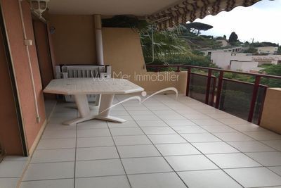Appartement deux pièces avec agréable terrasse et vue imprenable sur la mer Le Lavandou