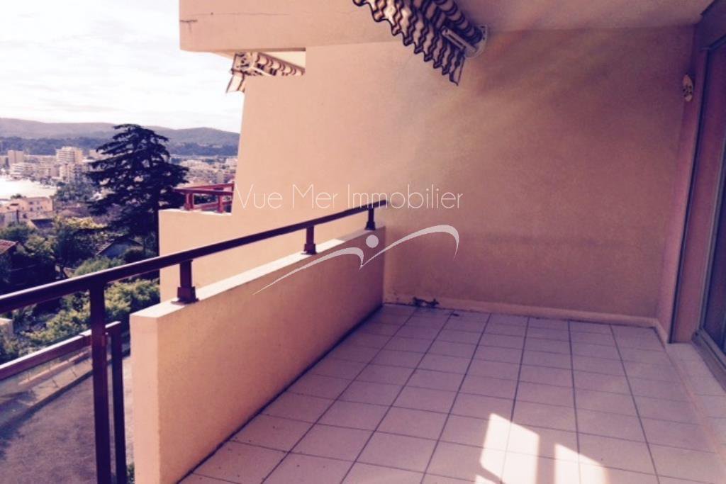 Appartement deux pièces avec agréable terrasse et vue imprenable sur la mer Le Lavandou