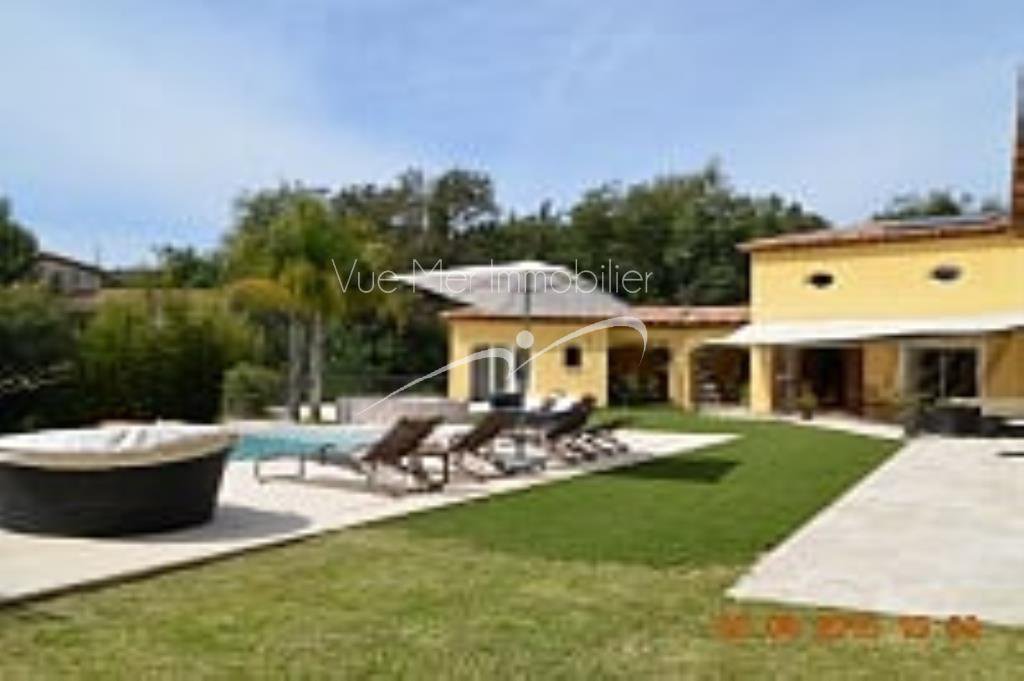 Propriété  Bormes Les Mimosas piscine et grand terrain maison rénovée estimation gratuite