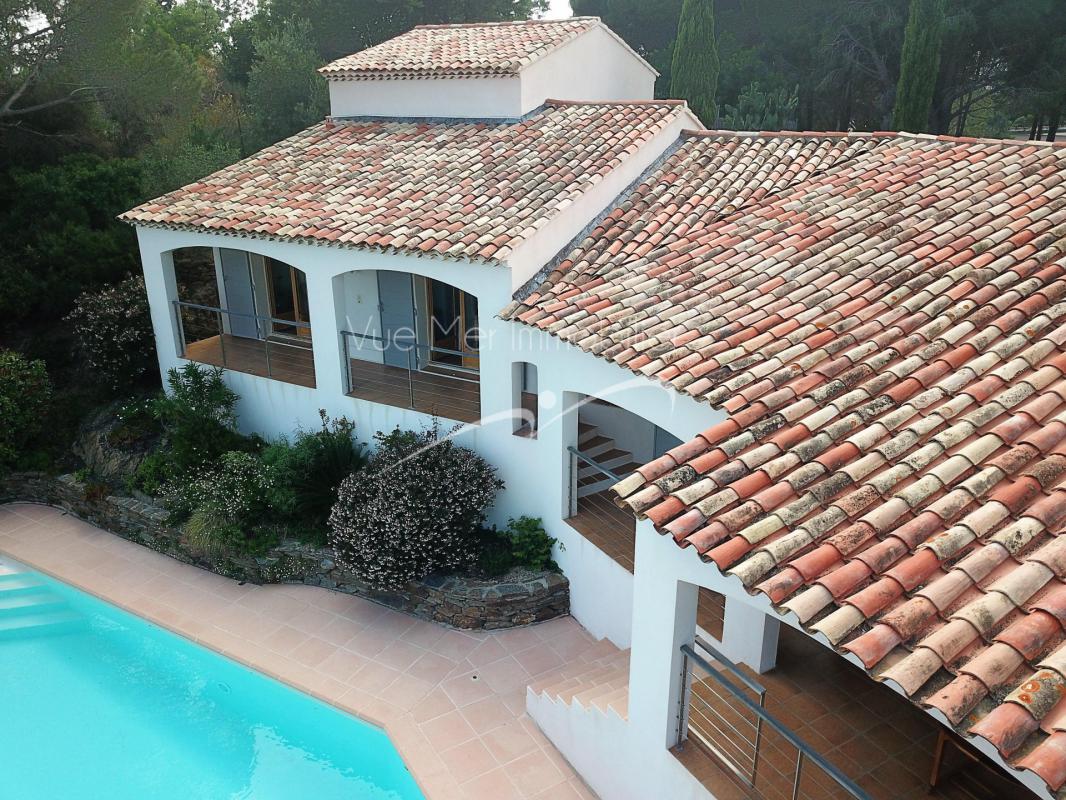 mettre en vente maison avec piscine au Lavandou da&ns une agence immobilière