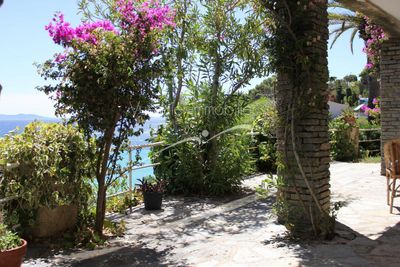Maison les pieds dans l'eau au Lavandou vendue Accès mer. Terrasse.Aiguebelle.