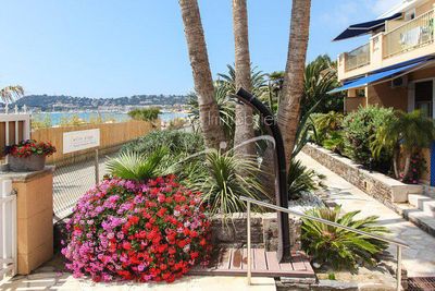 Résidence pieds dans l'eau. VENDUE Cavalaire accès direct plage 