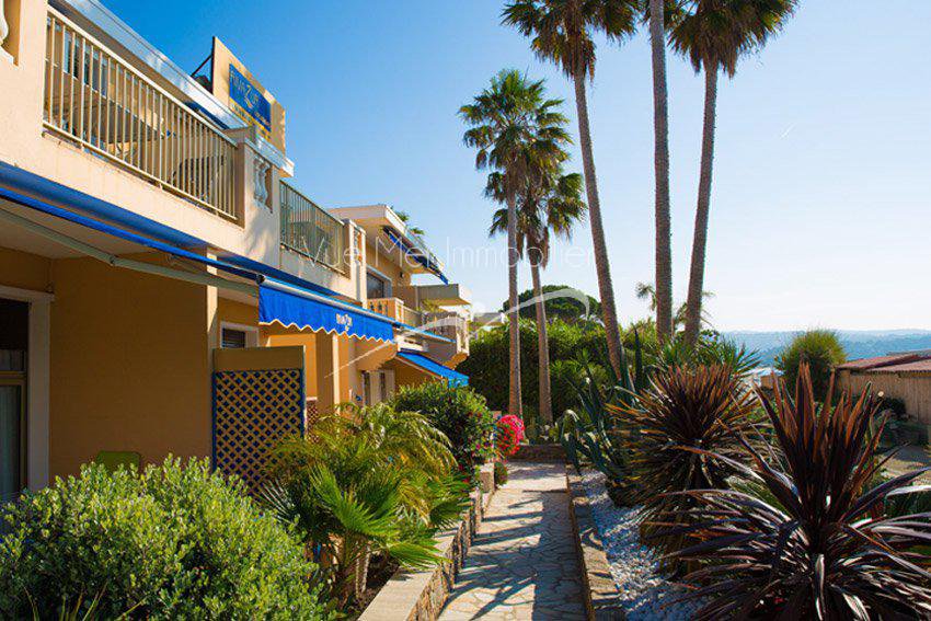 Résidence pieds dans l'eau. VENDUE Cavalaire accès direct plage 