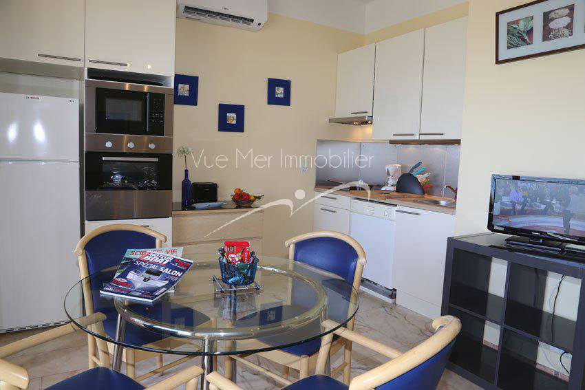 Résidence pieds dans l'eau. VENDUE Cavalaire accès direct plage 