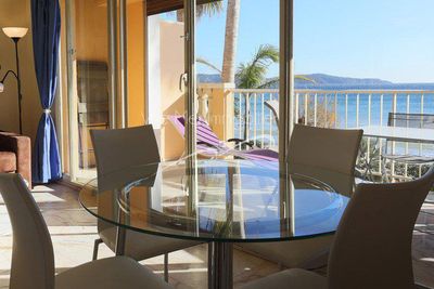 Résidence pieds dans l'eau. VENDUE Cavalaire accès direct plage 