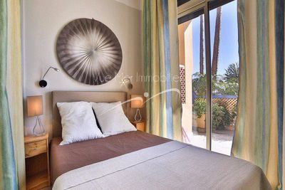 Résidence pieds dans l'eau. VENDUE Cavalaire accès direct plage 