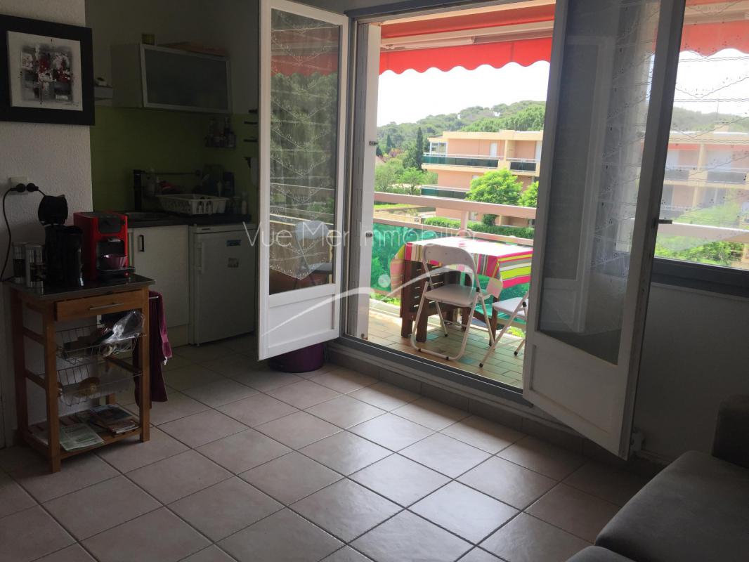 A vendre Appartement T1  Bormes Les Mimosas, à 400m de la plage de La Favère. Garage