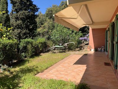 Plage d' Aiguebelle à pied pour cette grande maison en bon état avec dépendances, baignée de lumière. Aiguebelle