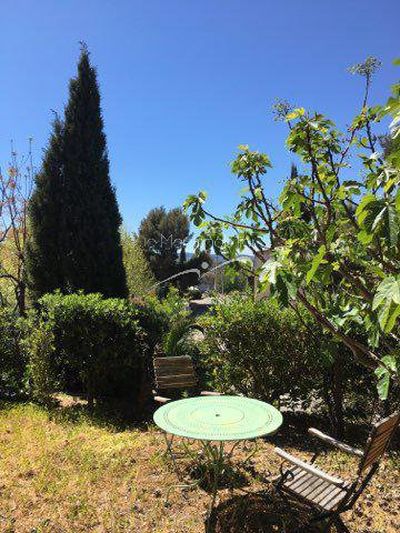 Plage d' Aiguebelle à pied pour cette grande maison en bon état avec dépendances, baignée de lumière. Aiguebelle