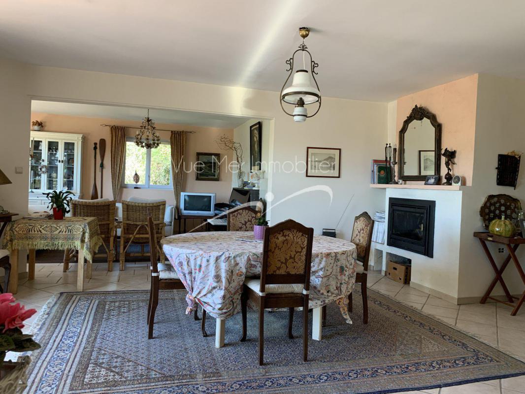 Plage d' Aiguebelle à pied pour cette grande maison en bon état avec dépendances, baignée de lumière. Aiguebelle